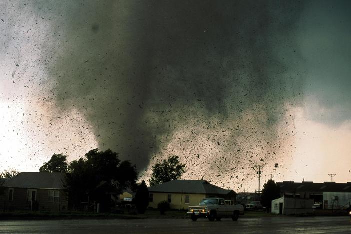Why was the 2011 tornado season in the U.S. so extreme?