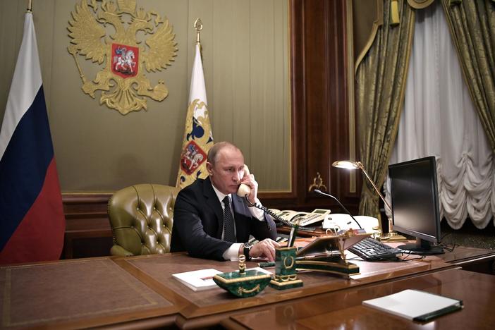 News Wrap: Russia blasts Senate conclusions on influence campaign