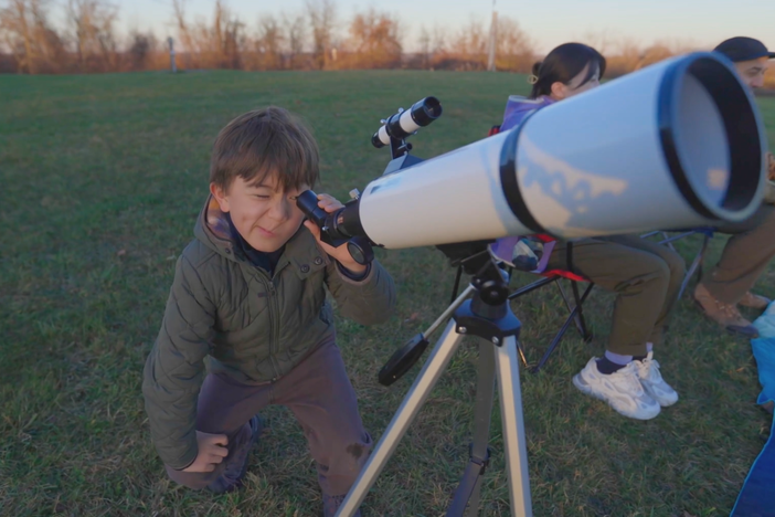 Kentaro goes stargazing with his family! They see so many stars and even the moon!