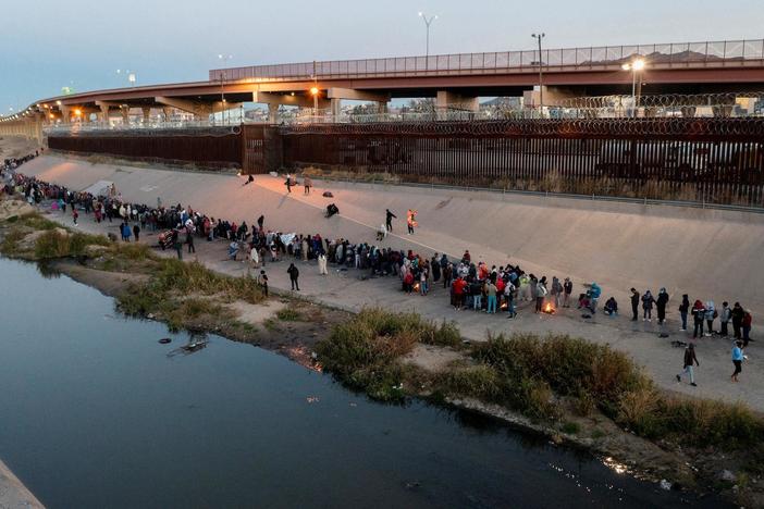 U.S. immigration officials face surge of asylum seekers near El Paso