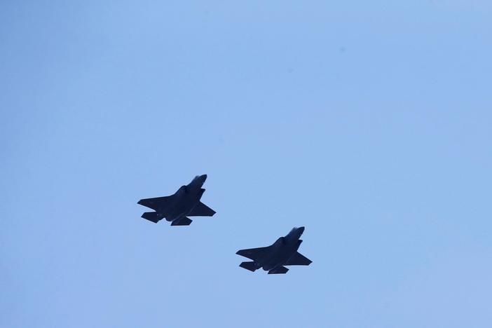News Wrap: U.S. responds to deadly drone attack with airstrikes in Syria