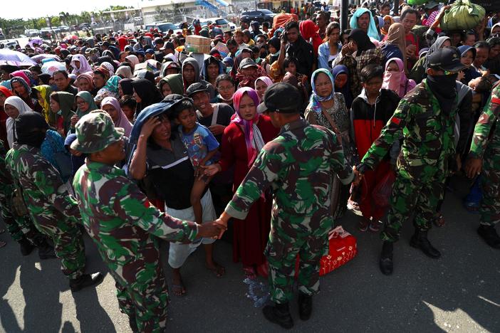 News Wrap: Aid reaches Indonesian island as earthquake death toll rises