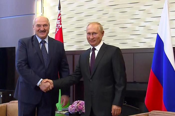 News Wrap: Belarus’ besieged Lukashenko meets with Putin