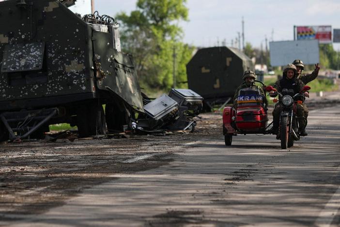 News Wrap: Russia withdraws from Kharkiv region as Senate Republicans visit Ukraine
