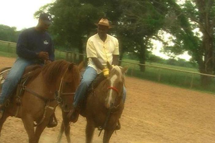 Tukufu gets in the saddle to speak to world champion bulldoggers.