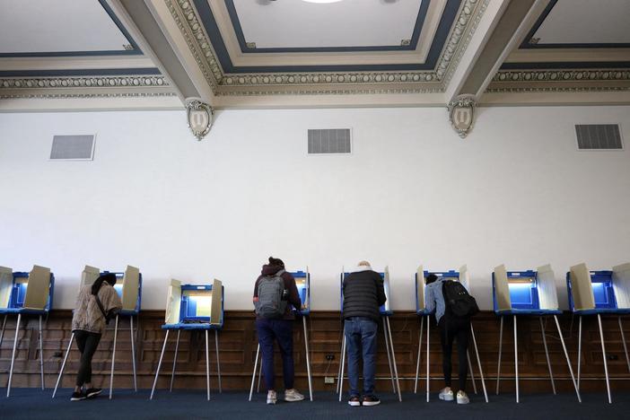 Control of Congress hangs in balance as close races remain undecided