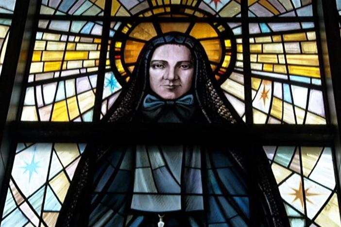 How does someone become a Roman Catholic saint?
