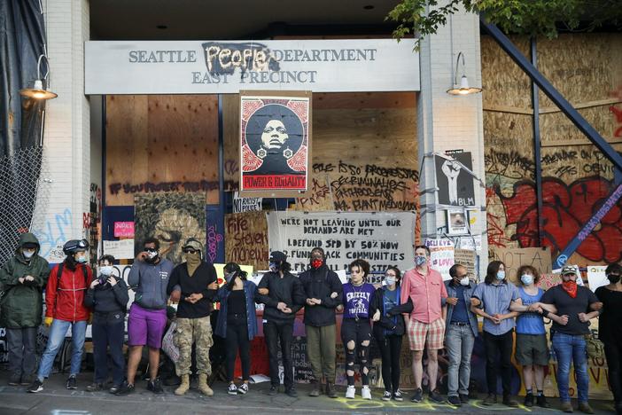 News Wrap: Seattle protesters block crews from clearing ‘occupied zone’