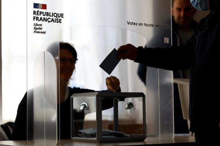News Wrap: Macron to face far-right leader Le Pen in French presidential runoff