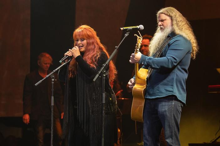 Country singers Wynonna Judd and Jamey Johnson perform George Jones' "Golden Ring."