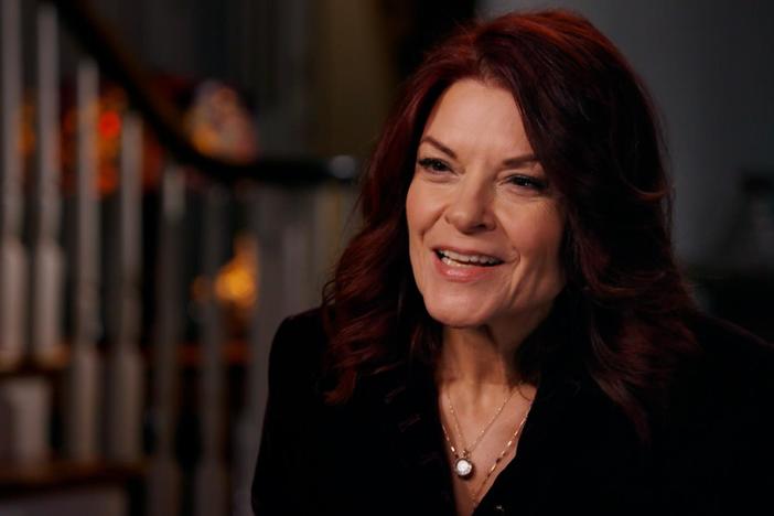 Rosanne Cash discovers that she is DNA cousins with Angela Bassett.