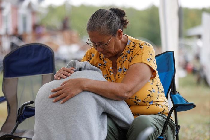 News Wrap: Manhunt for stabbing spree suspect in Canada, Juul agrees to $440M settlement