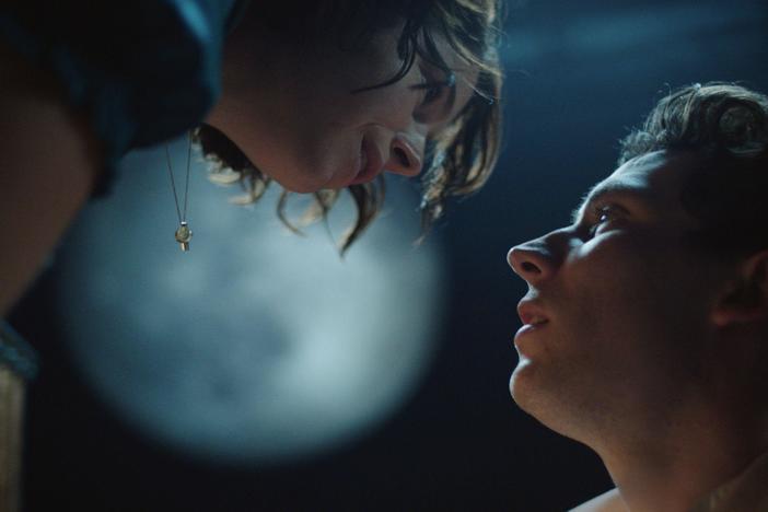 Two young lovers strive to transcend a world of violence and corruption in modern Italy.