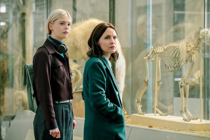 A body in a museum exhibit leads the team into the shadowy world of fossil smuggling.