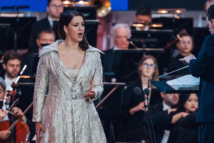 Lise Davidsen and the VPO performs "Dich, teure Halle, grüß ich wieder.”