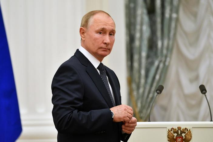 Russian government continues to silence rivals as parliamentary elections begin
