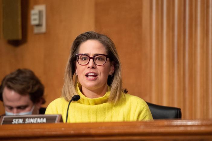 Uncertainty in the Senate as Sinema leaves the Democratic Party