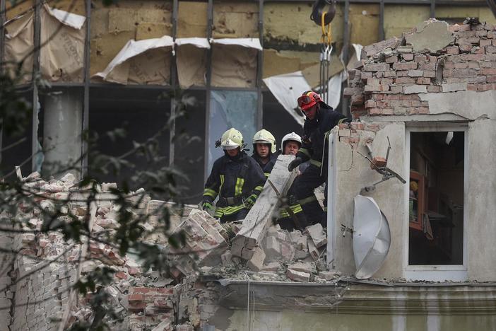 News Wrap: Russian strikes on civilian areas in western Ukraine kill at least 5 people