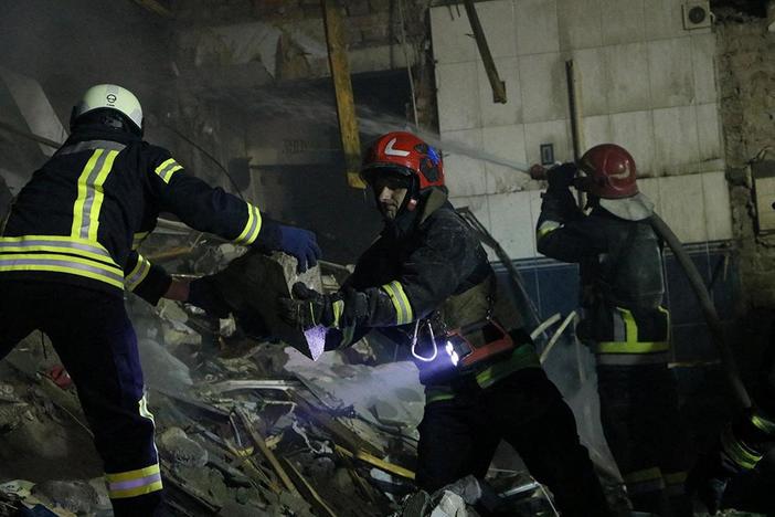 News Wrap: Russia launches more airstrikes as Ukraine prepares counteroffensive