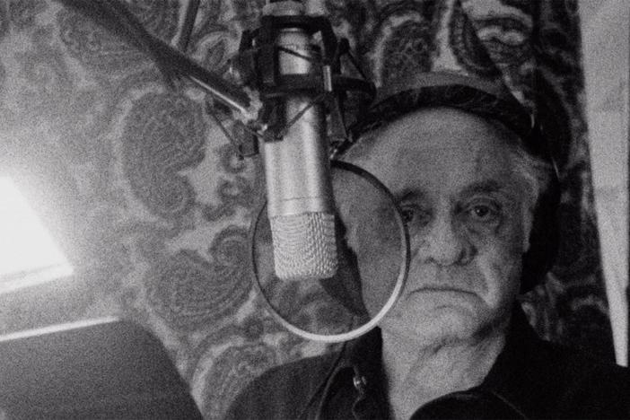 Friends and family discuss Johnny Cash's return to simple songwriting and record-making.