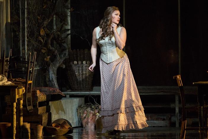 Excerpt from Tatiana's (Anna Netrebko) letter scene ("Puskai pogibnu ya") from Act I.