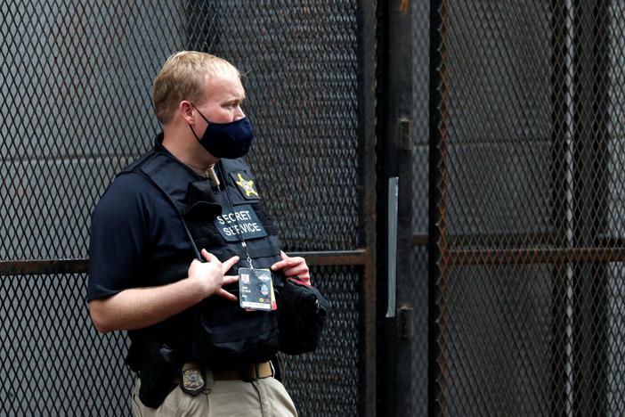 News Wrap: 900 Secret Service employees tested positive for COVID-19 since March 2020