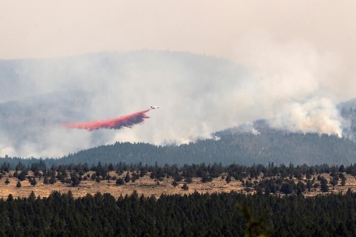 News Wrap: Fire crews pull away from Oregon Bootleg Fire over safety concerns