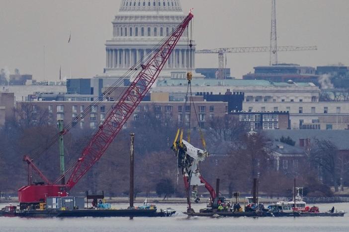 News Wrap: Crews begin recovering wreckage of passenger jet from Potomac River