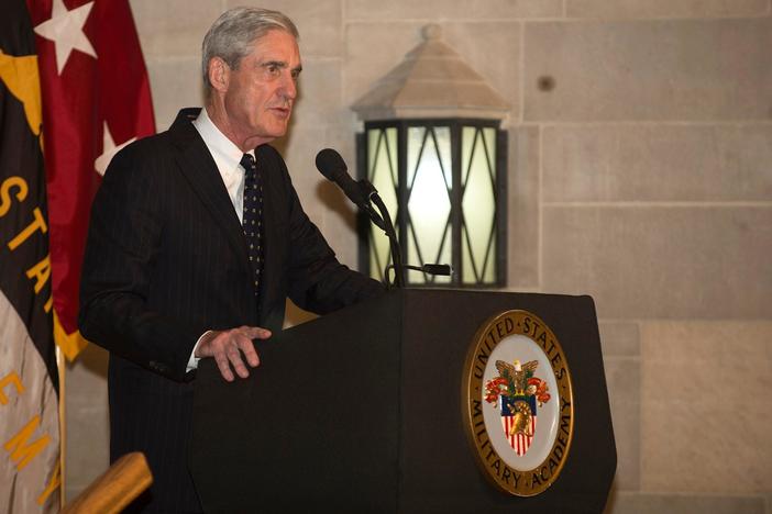 Mueller probe moves forward as government remains shut down.