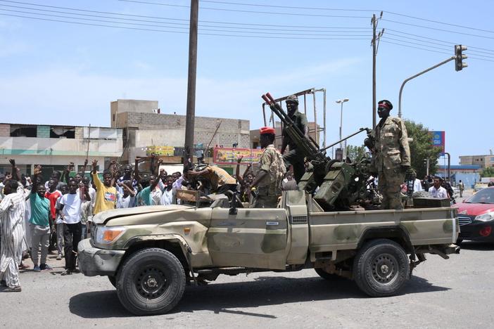 News Wrap: World leaders urge end to violent clash between forces in Sudan