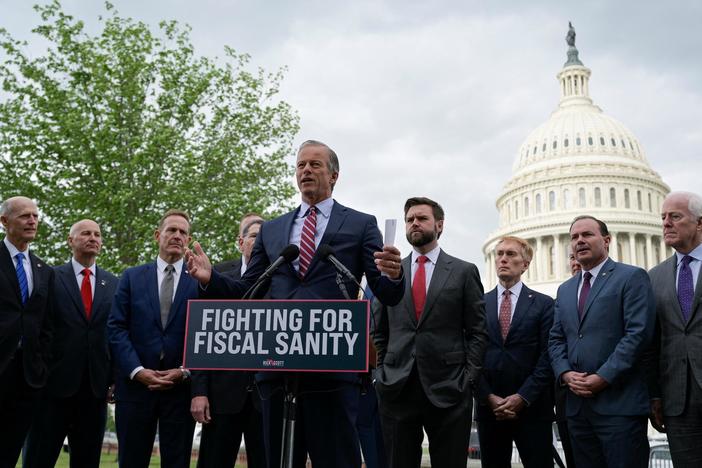 News Wrap: Debt limit debate still deadlocked as economist warns of default risks