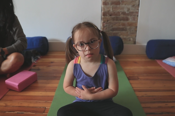 A visit to a yoga class where everyone can participate!