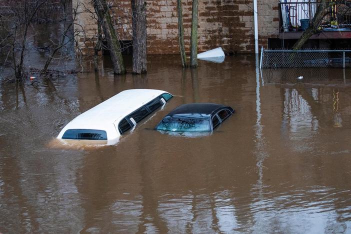 News Wrap: Winter storm lashes northeastern U.S.