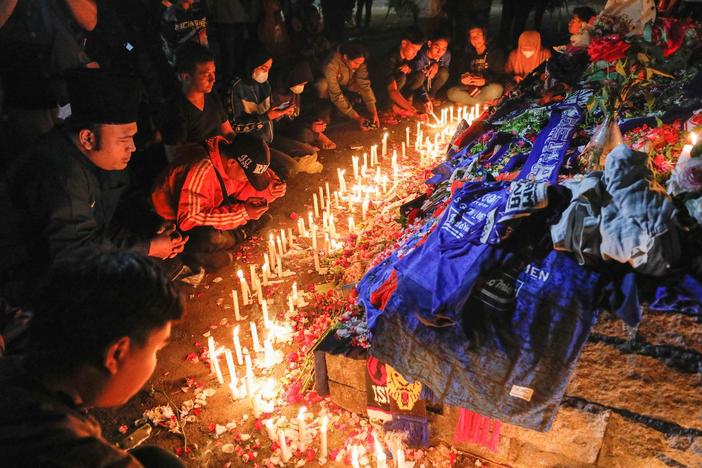 News Wrap: At least 125 killed in stampede in Indonesia, Ukrainian forces gain ground