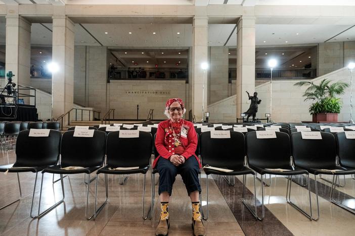 Women who inspired 'Rosie the Riveter' honored for service during WWII