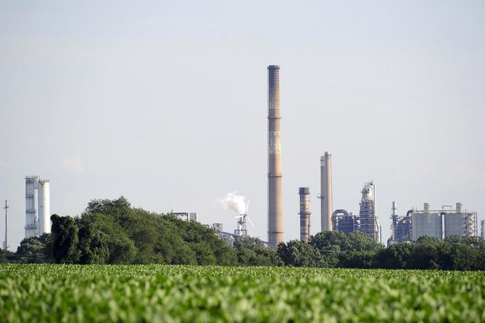 News Wrap: EPA issues rule to curb downwind pollution by power plants