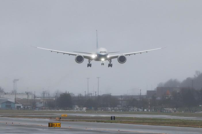 After near-collisions on airport runways, FAA calls for safety review
