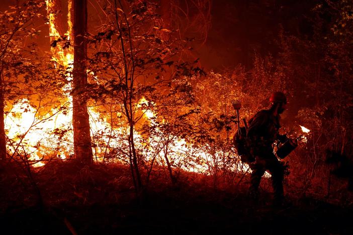 News Wrap: Dixie Fire 20 percent contained, military to require COVID-19 vaccinations
