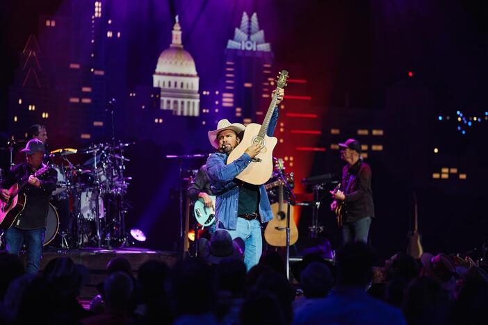 Austin City Limits Hall of Fame honoree Garth Brooks delivers a thrilling, career-spanning set.