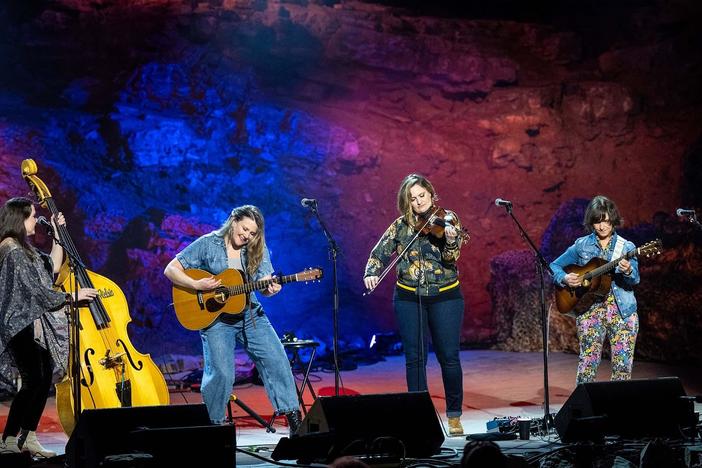 DELLA MAE perform 'Bourbon Hound.'