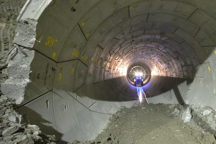 Join engineers as they build a massive new railway deep beneath the streets of London.