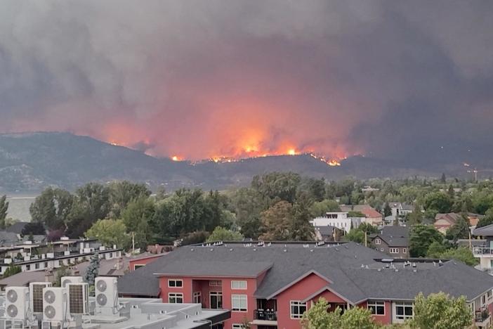 Residents flee Yellowknife, Canada as wildfire moves closer to city