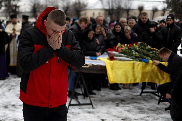 News Wrap: Russian forces pressure eastern Ukraine, possibly building new offensive
