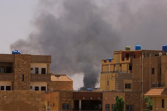 News Wrap: U.S. embassy urges Americans in Sudan to shelter in place