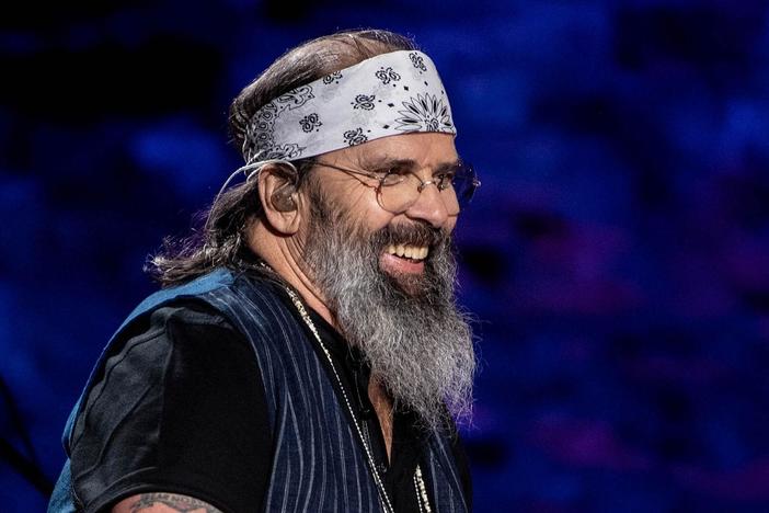 Steve Earle and The Dukes perform "Harlan Man."