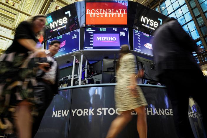 News Wrap: Fears of recession trigger stock market sell-off