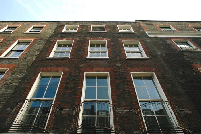 This bonus scene features Benjamin Franklin House in London, his only surviving residence.