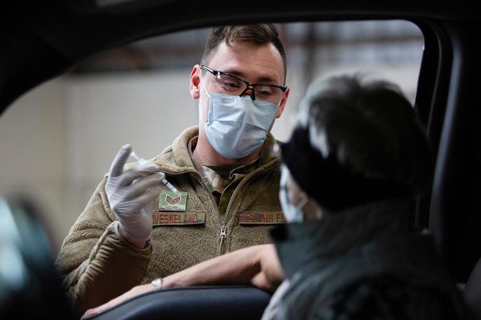 News Wrap: Pentagon to mobilize more than 1,100 troops to expedite vaccinations