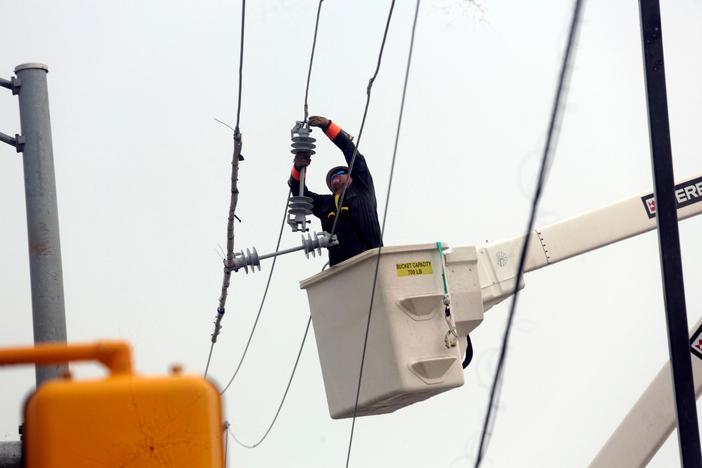 News Wrap: Midwest faces heavy rains and tornadoes overnight