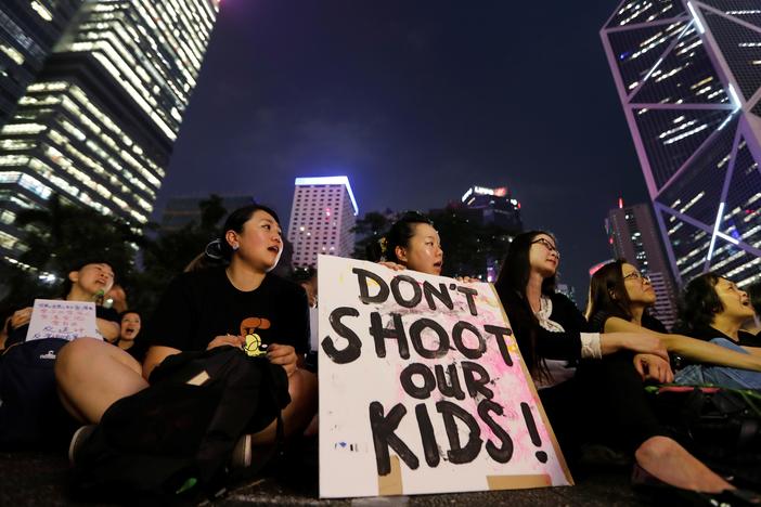 News Wrap: Former Hong Kong officials side with protesters over extradition law